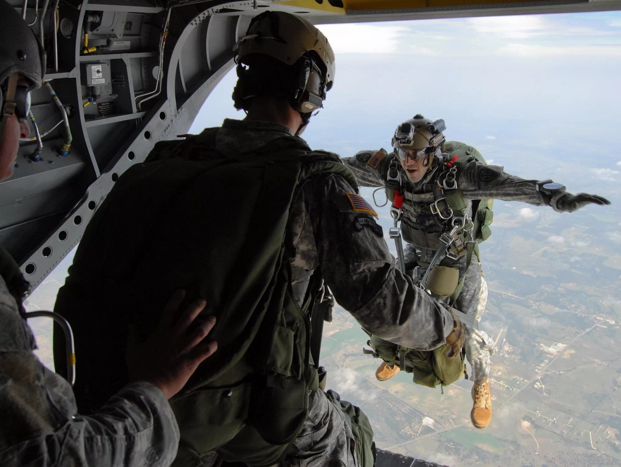 Военный прыжок с парашютом. Парашютист военный. Прыжки с парашютом армия.