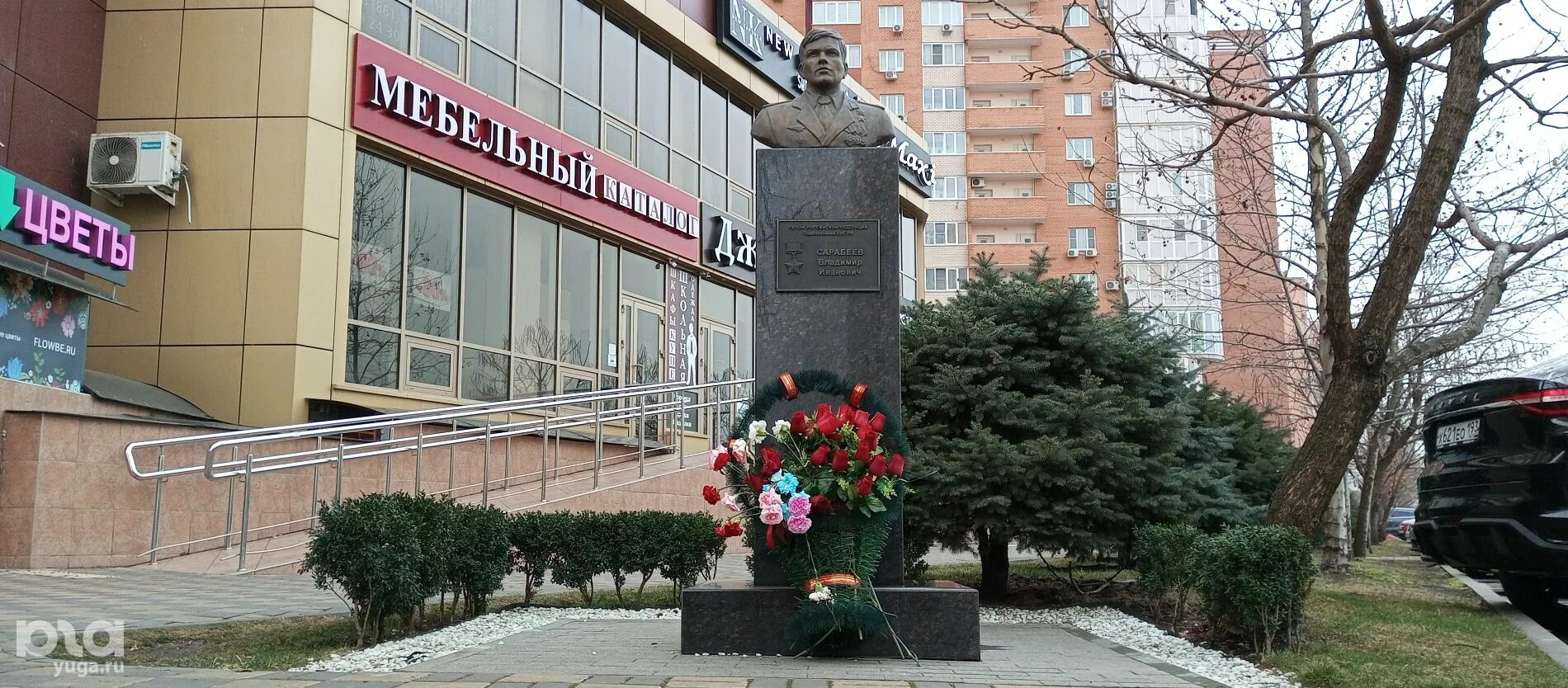 В честь кого назвали краснодар. Памятник героя Аверкиева Краснодар. Военный памятник возле парка Краснодар. Памятник Сарабеева Краснодар.