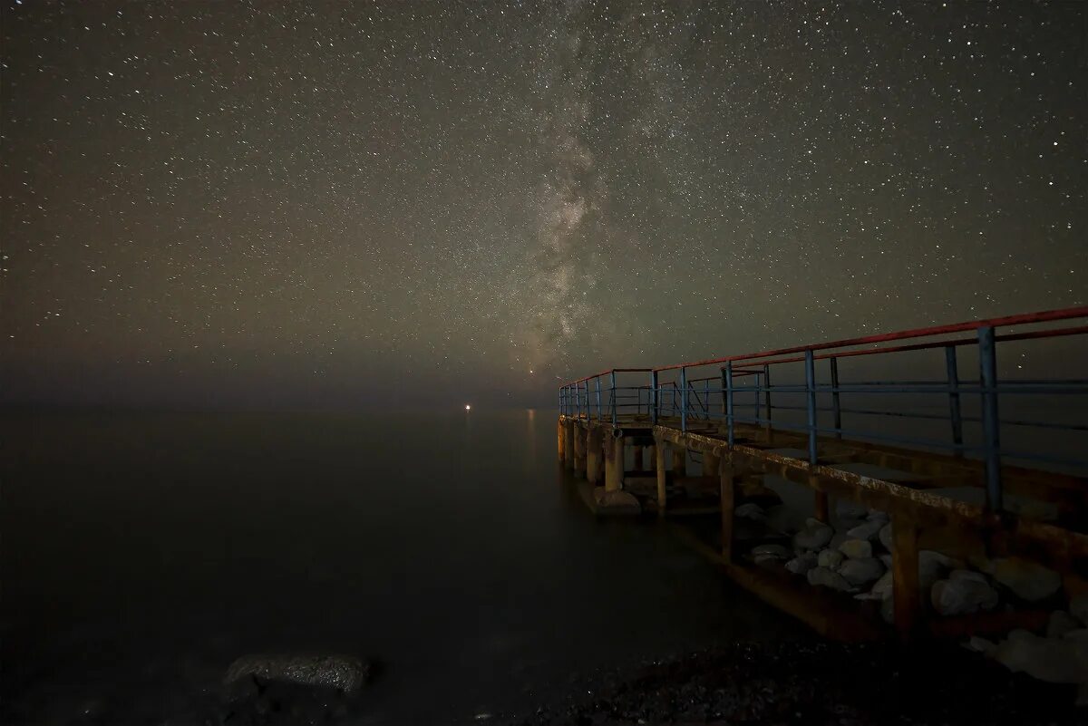 Пасмурное море. Море вечер шторм. Ночь безлунна успокоившиеся после шторма море огэ. Море после шторма. Бушующее море и скалы.