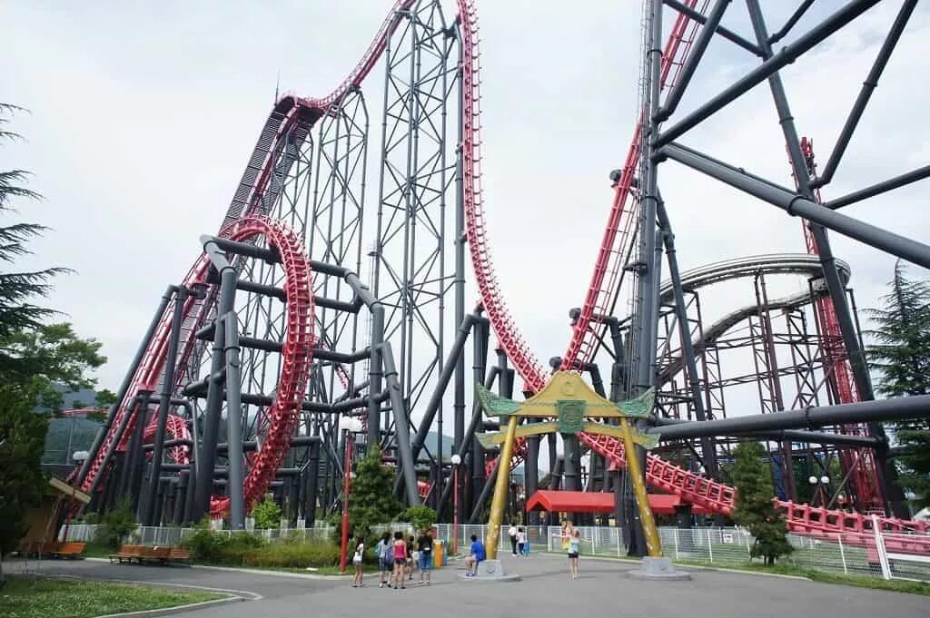 Страшные американские горки в мире. Fuji-q highland. fuji q highland eejanaika. американские горки в японии самые страшные. длинные американские горки.
