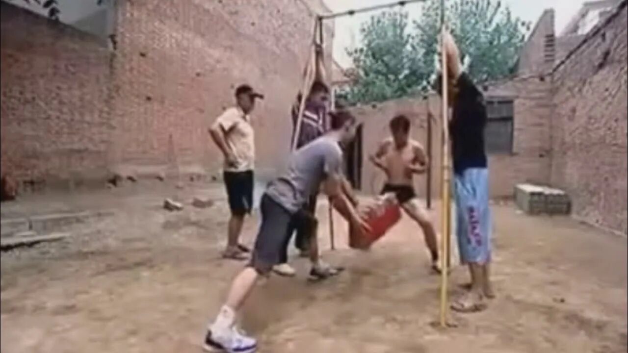 Как бьют по ж видео