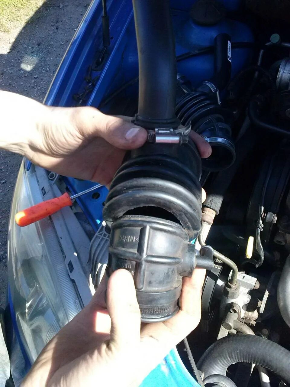 Воздушный патрубок шевроле авео 1. Замена патрубка воздушного фильтра. Патрубок шевроле авео 1. 5. Патрубок воздушного фильтра паджеро спорт 1.