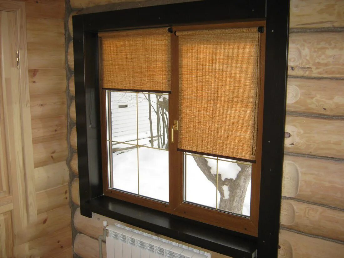 Рулонные шторы в деревянном доме. Рулонные шторы на деревянные окна. Рулонные жалюзи на деревянные окна. Рулонные шторы на даче.