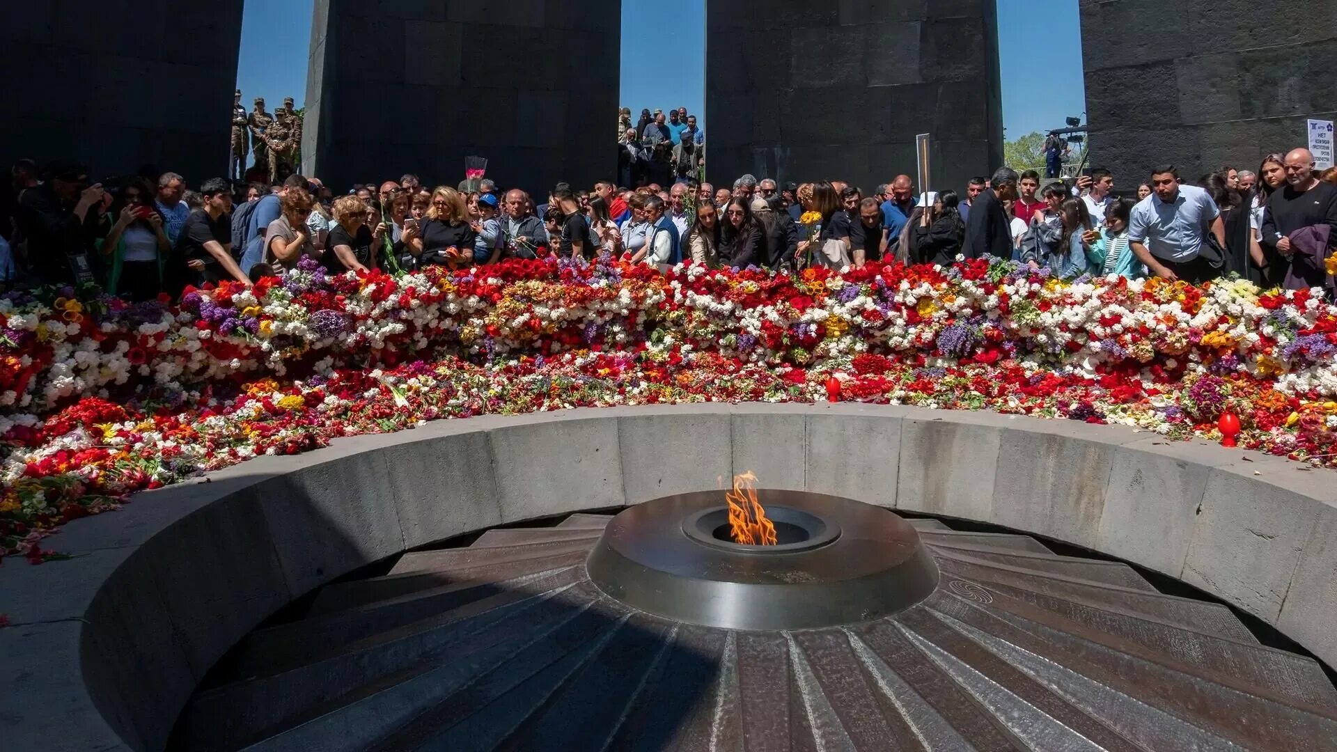 Геноцид армян память. Цицернакаберд геноцид. Цицернакаберд 2022. Цицернакаберд 24 апреля. Мемориальный комплекс памяти жертв геноцида армян "Цицернакаберд".