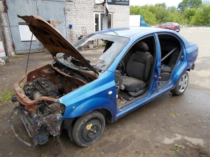 Разборка иномарок шевроле. Авторазборка шевроле авео т250. машина в разборе. гнилой шевроле авео. авео на покраске разобранная.