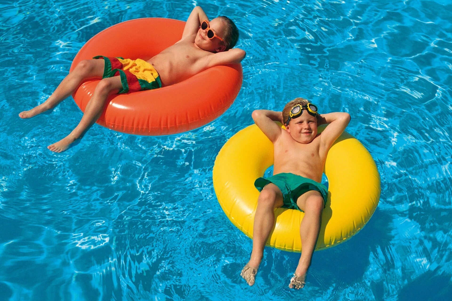 Занятия в бассейне для детей. Аквапузики бассейн. Мальчишки в бассейне. Тина леквеишвили пловчиха. Детям можно в бассейн с соплями.