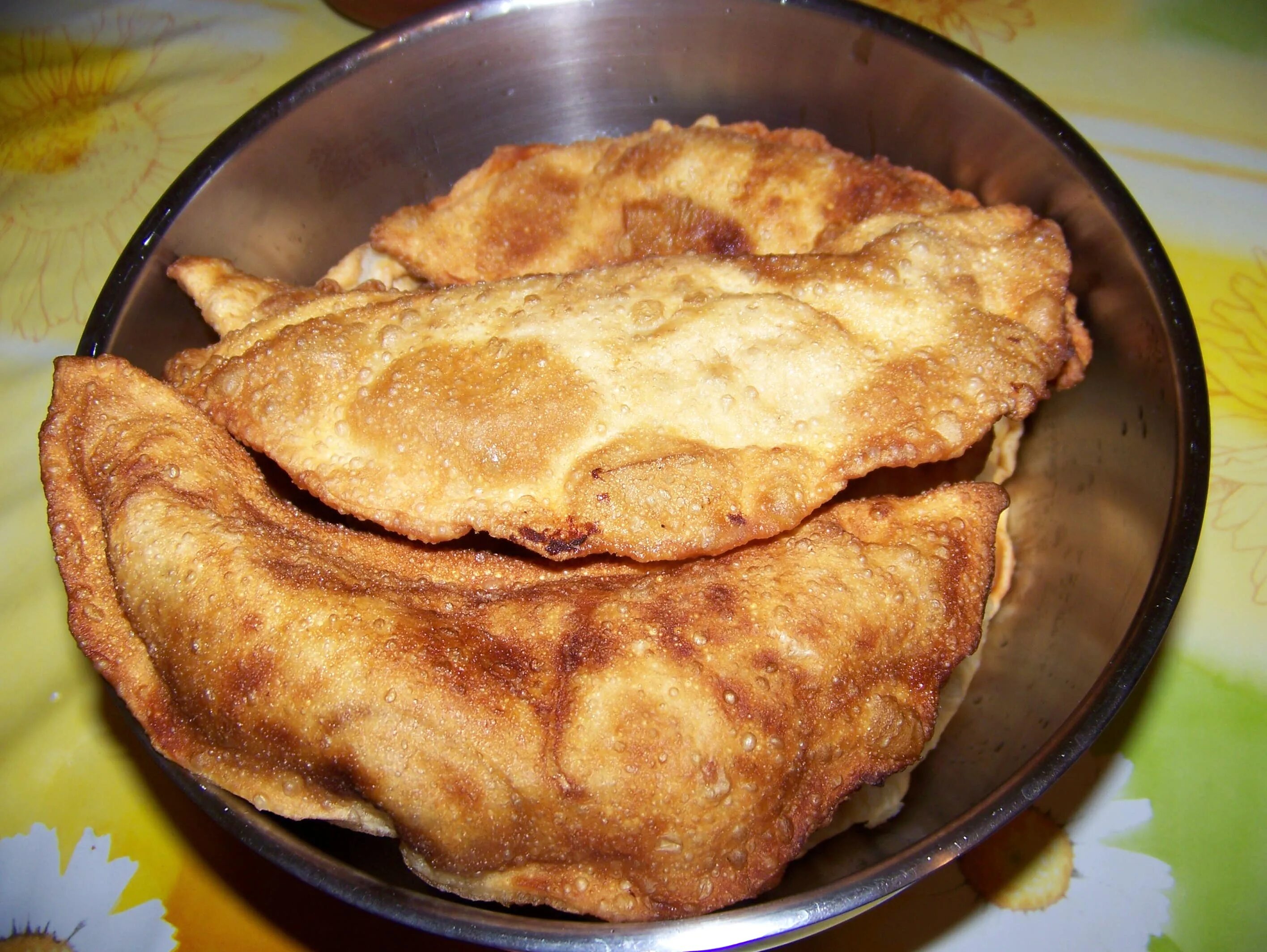 Чебуреки на сковороде. Чебуреки с мясом. Чебуреки с мясом на сковороде. Чебуреки на кефире с мясом.