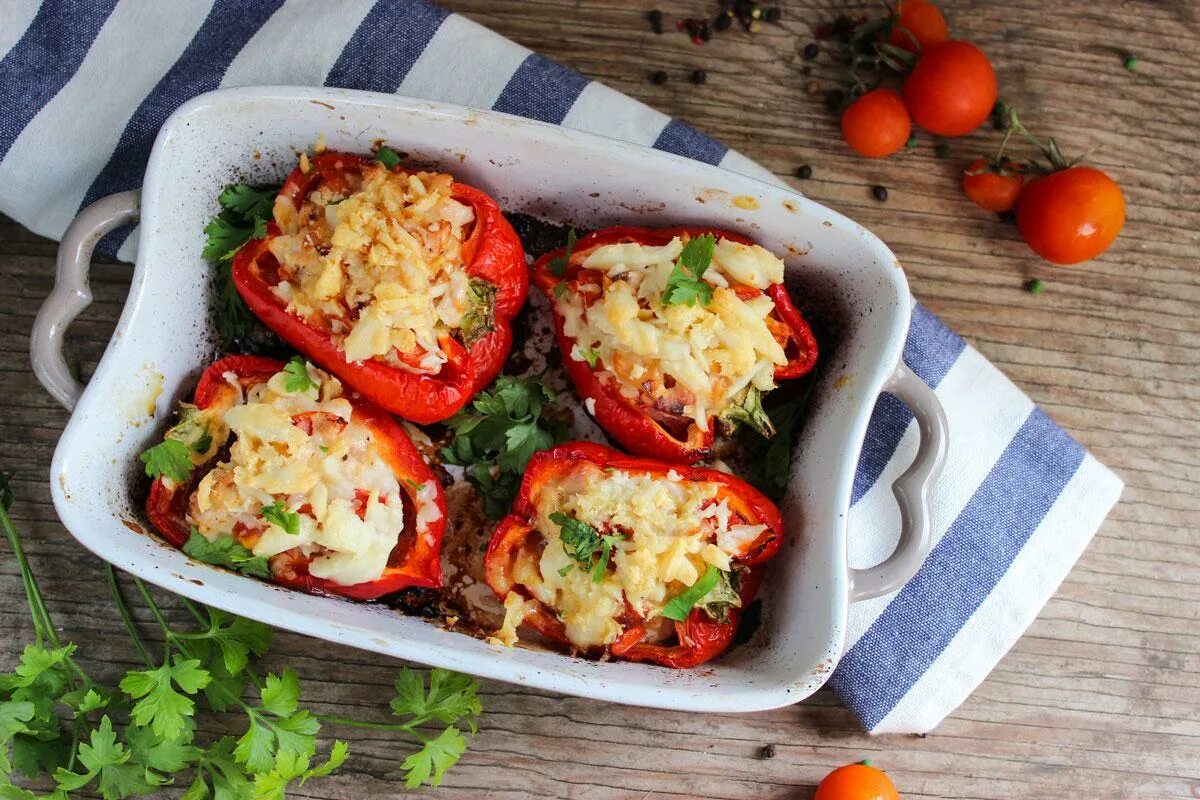 Фаршированные перцы с курицей. Перец фаршированный булгуром. Фаршированные перцы с фаршем. Фаршированные перцы с куриным фаршем. Фаршированные перцы в духовке.