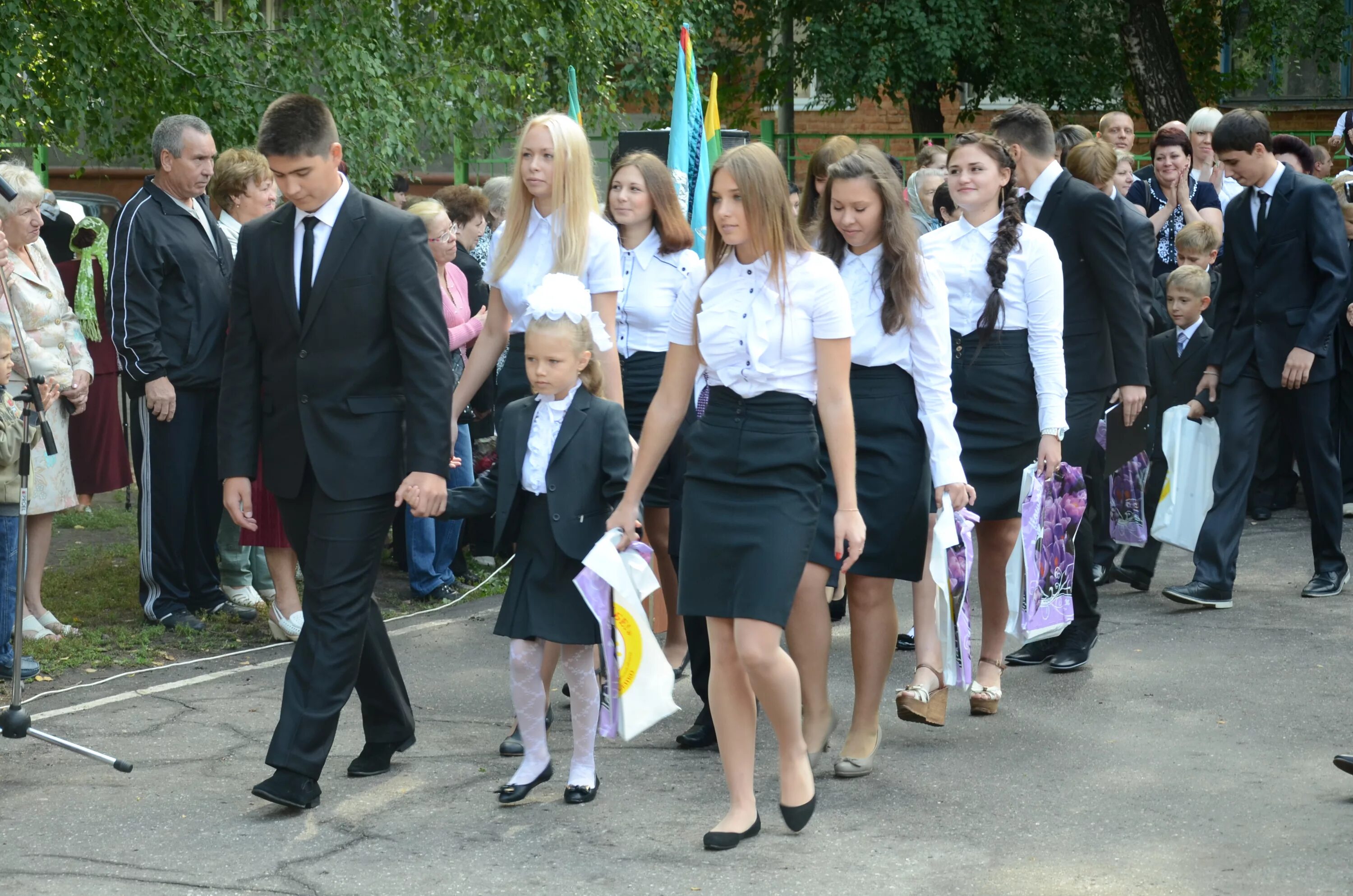 Первое сентября 8 класс. Линейка в школе. Девочки на школьной линейке. Линейка в школе старшеклассники. Школьники на линейке.