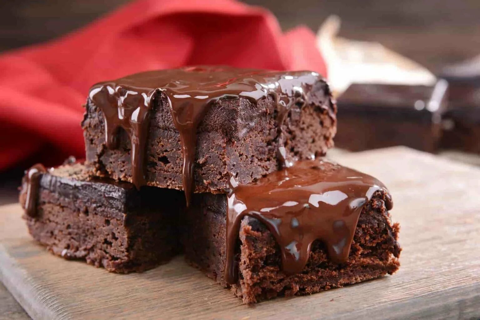 Шоколад внутри. Американский десерт Брауни. Шоколадное пирожное Брауни. Пирог Брауни шоколадный. Брауни с шоколадом.