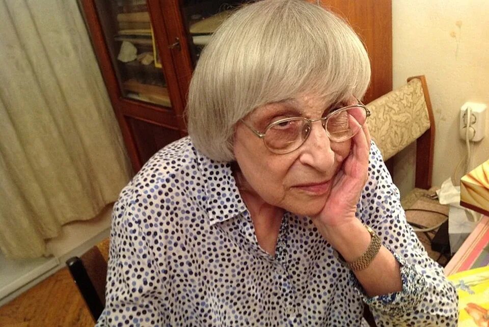 Юнна мориц (1937). Мориц. Юнна петровна (пинхусовна) мориц. Юнна мориц поэтесса. Юнна мориц портрет.