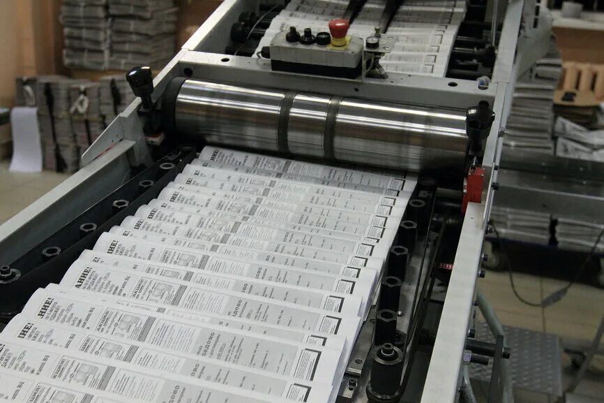 Типография легко. Современный печатный станок. Печатные станки для типографии. Станок для печати газет. Печать газеты в типографии.