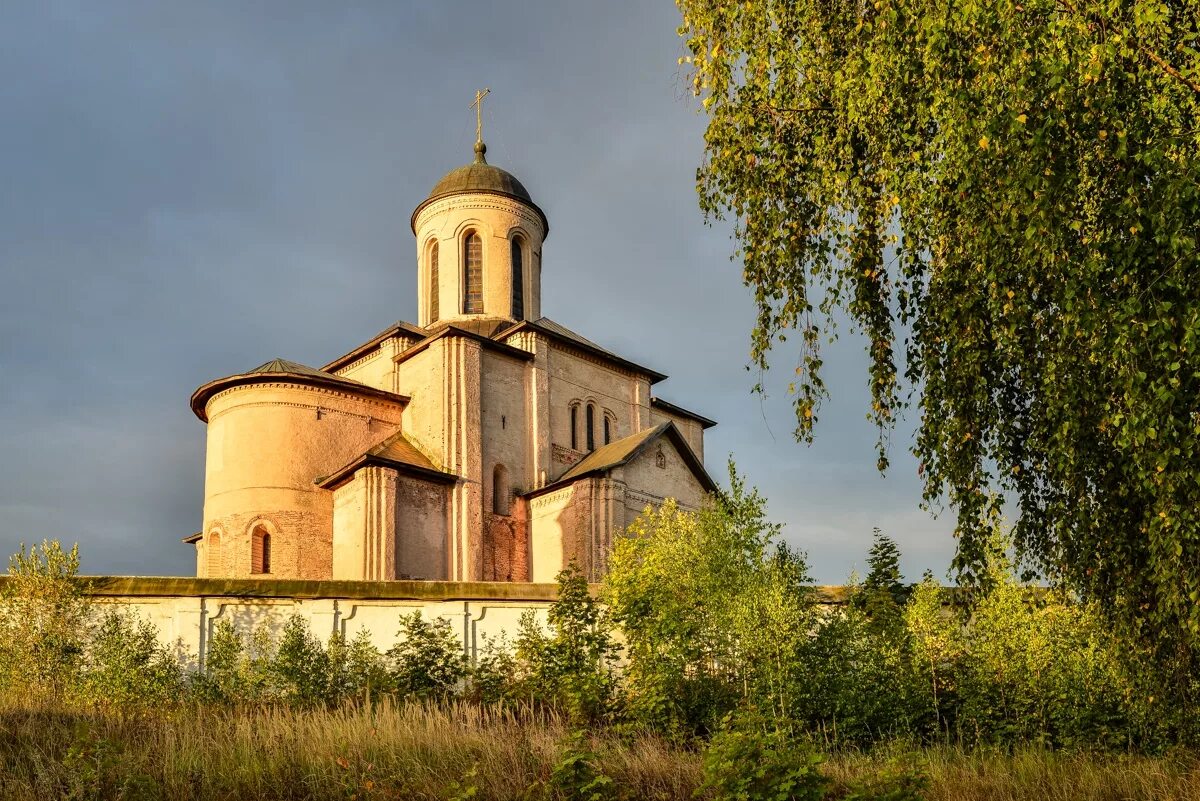 Церковь михаила архангела свирская в смоленске. Собор михаила-архангела в смоленске (1191-1194). Церковь михаила архангела (свирская). Храм архангела михаила смоленск. 1180–1197.