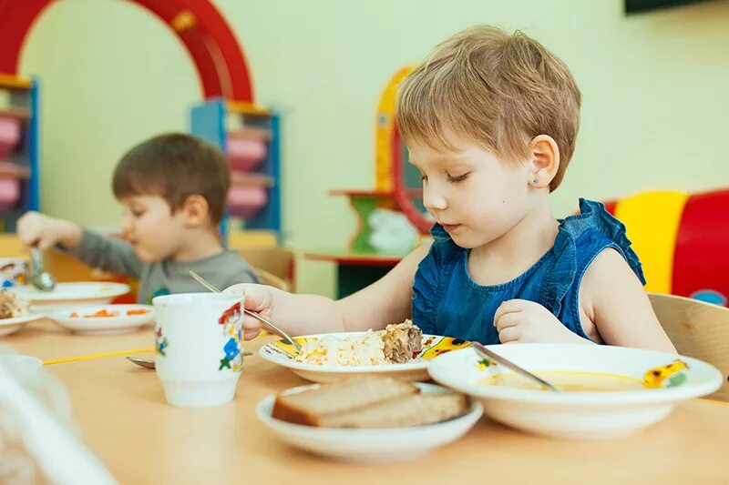 Завтрак в детском саду. Детки кушают в детском саду. Обед в детском саду. Дети едят в детском саду.