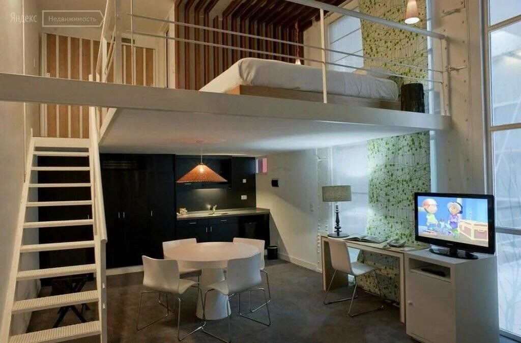 Антресольный этаж в стиле лофт. Планировка комнаты двухэтажная. 5 на 10 в два уровня. Антресольный ярус с потолками 3,2 метра. М.