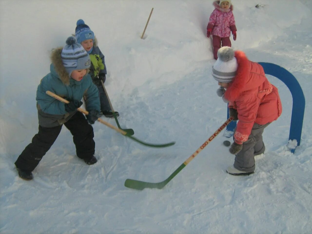 Зимой можно играть. Зимние забавы в ДОУ. Измние игры в детском саду. Зимние развлечение в ДОУ. Зимние спортивные забавы для детей.