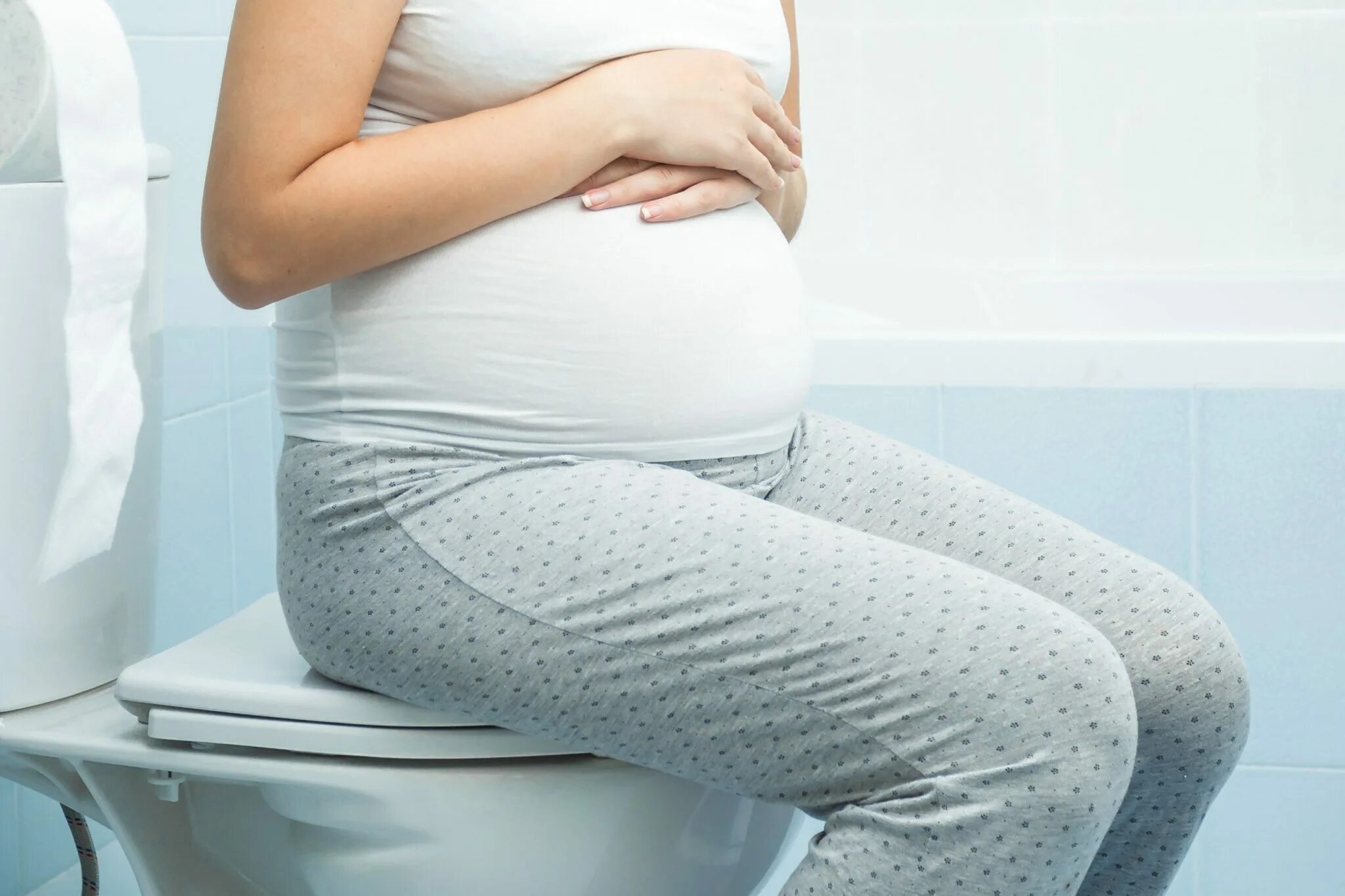 Беременность запор. Беременной женщины туалет. Частое мочеиспускание у беременных. Запор в 3 триместре