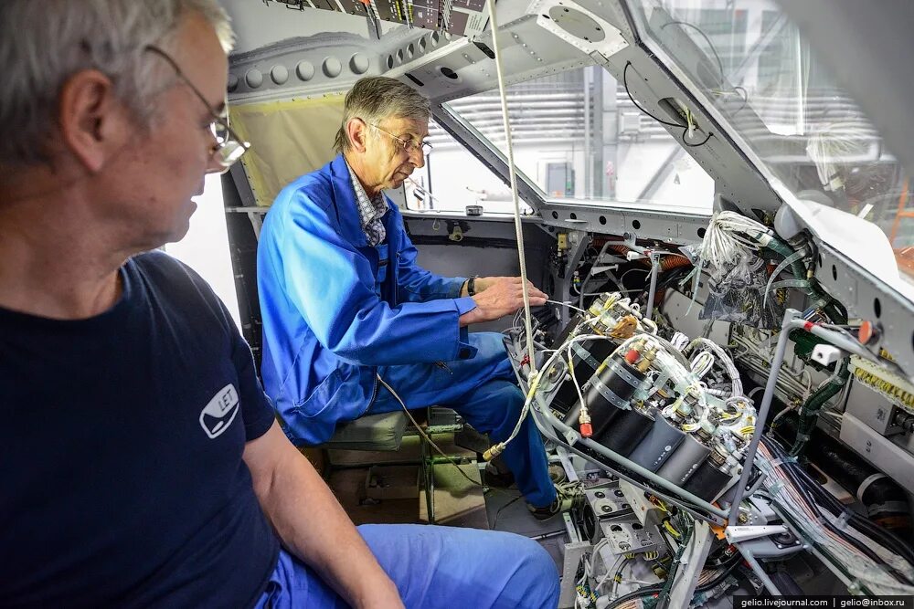 Монтажник летательных аппаратов. Авионика вс л-410. авионика самолета л 410. электрооборудование летательных аппаратов. электромонтажник летательных аппаратов.