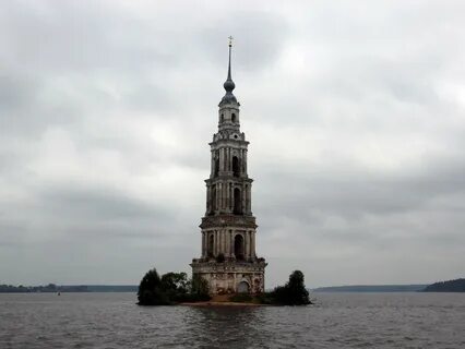 Знаменитая 60 метровая падающая колокольня в городе