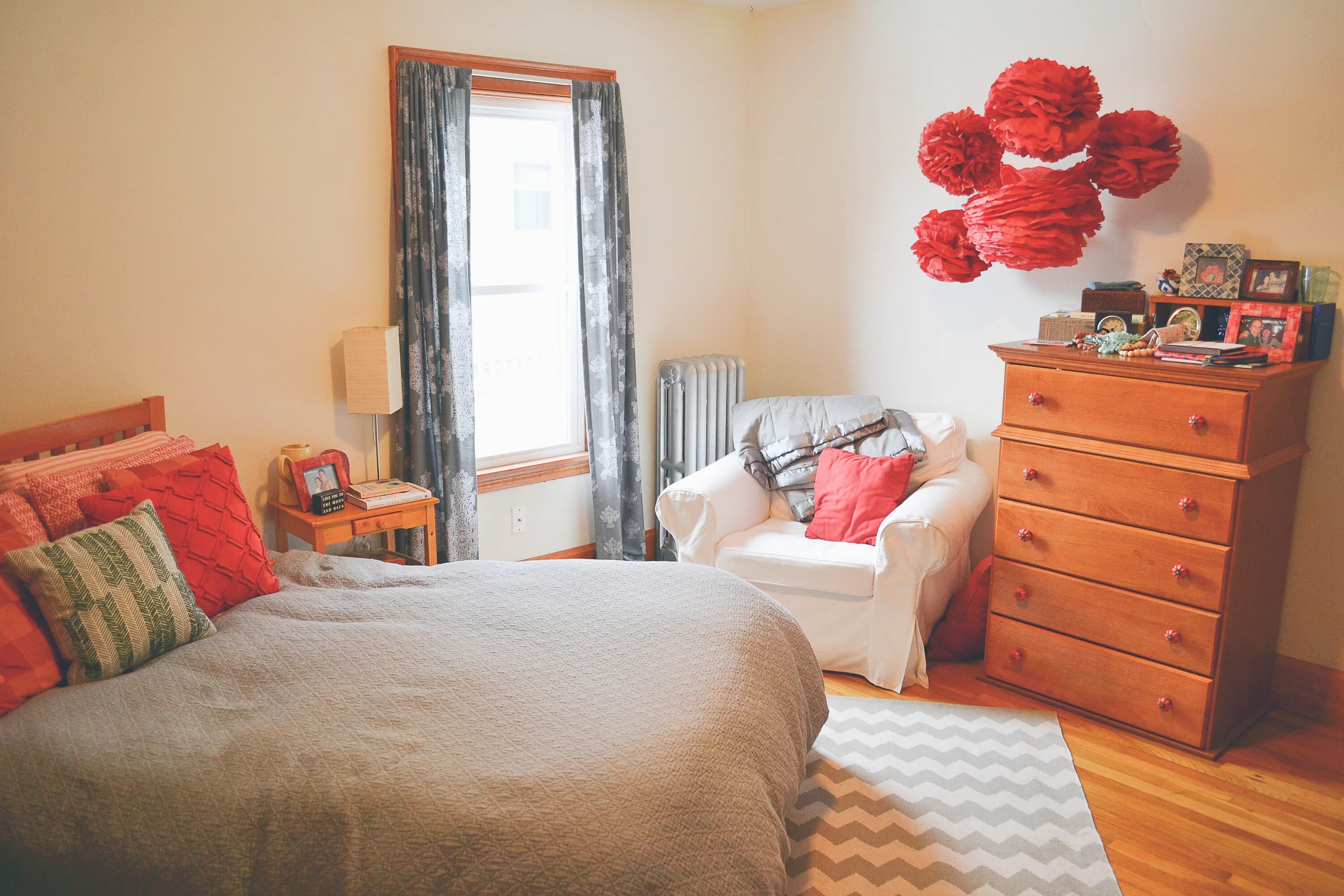 Уютная спальня. I am room. Квартира для студента интерьер. Стильная маленькая спальня. Планировка маленькой спальни.