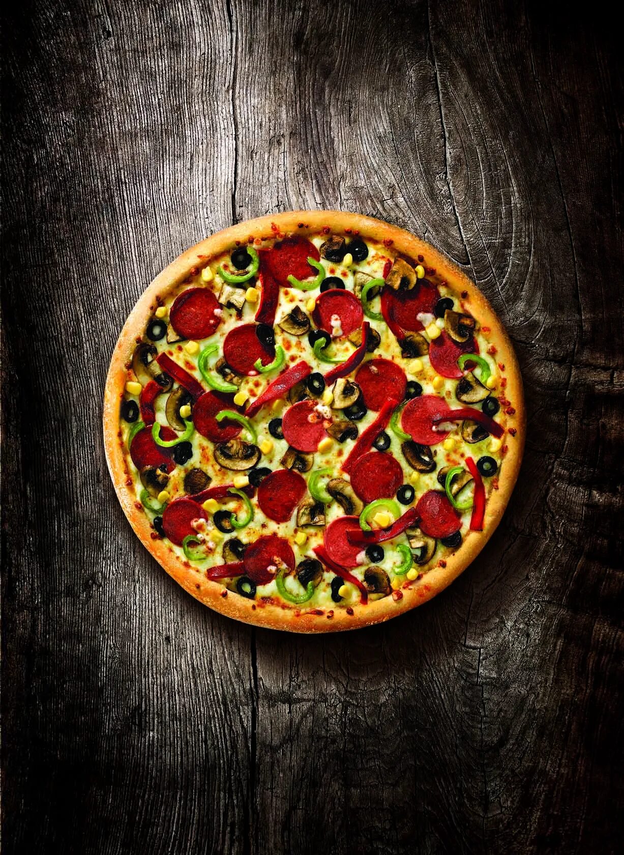 Сторис пицца. Пицца на темном фоне. Пицца фон. Рекламный баннер пиццерии. Доставщик пиццы гифка.