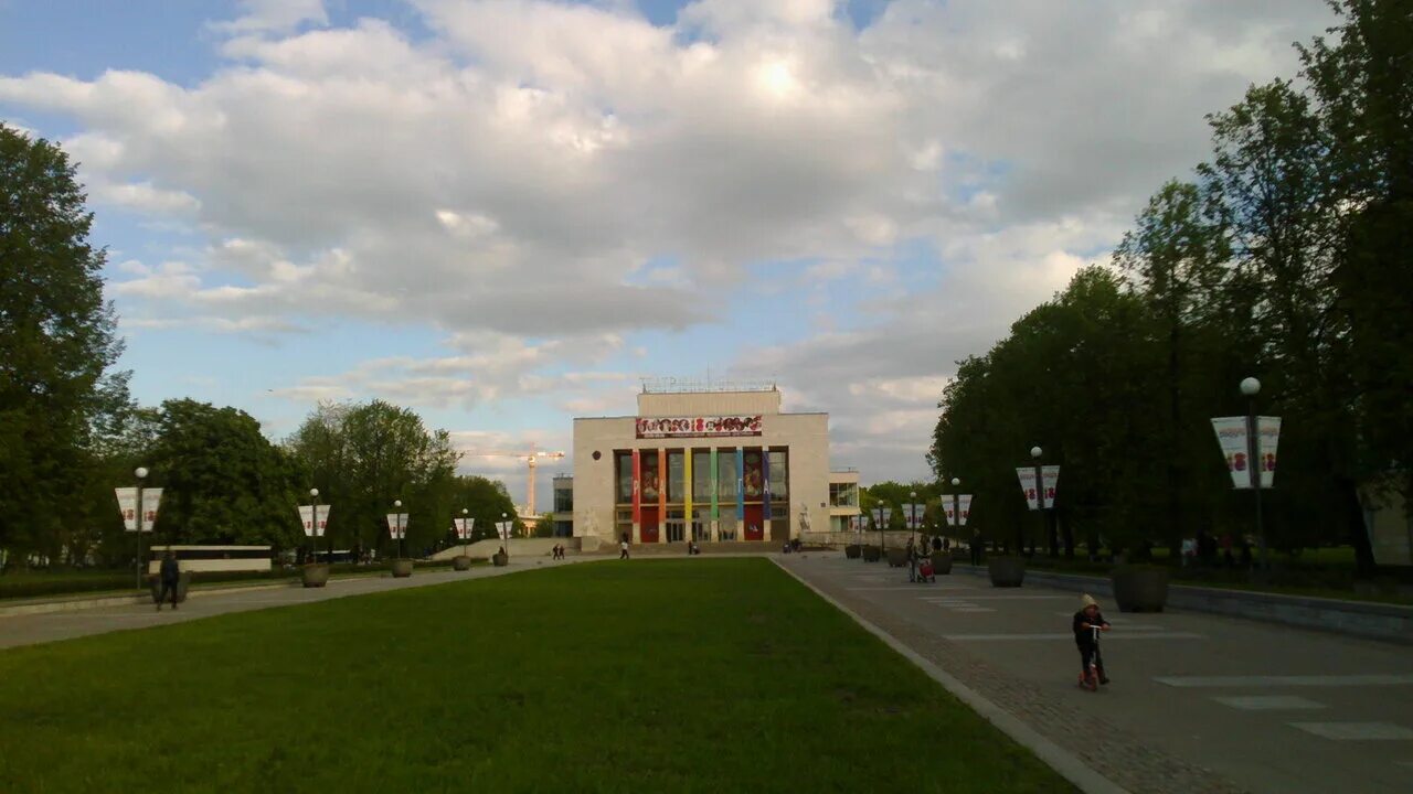 Театр имени зрителя. Брянцева. А. Театр юных зрителей брянцева. Брянцева.