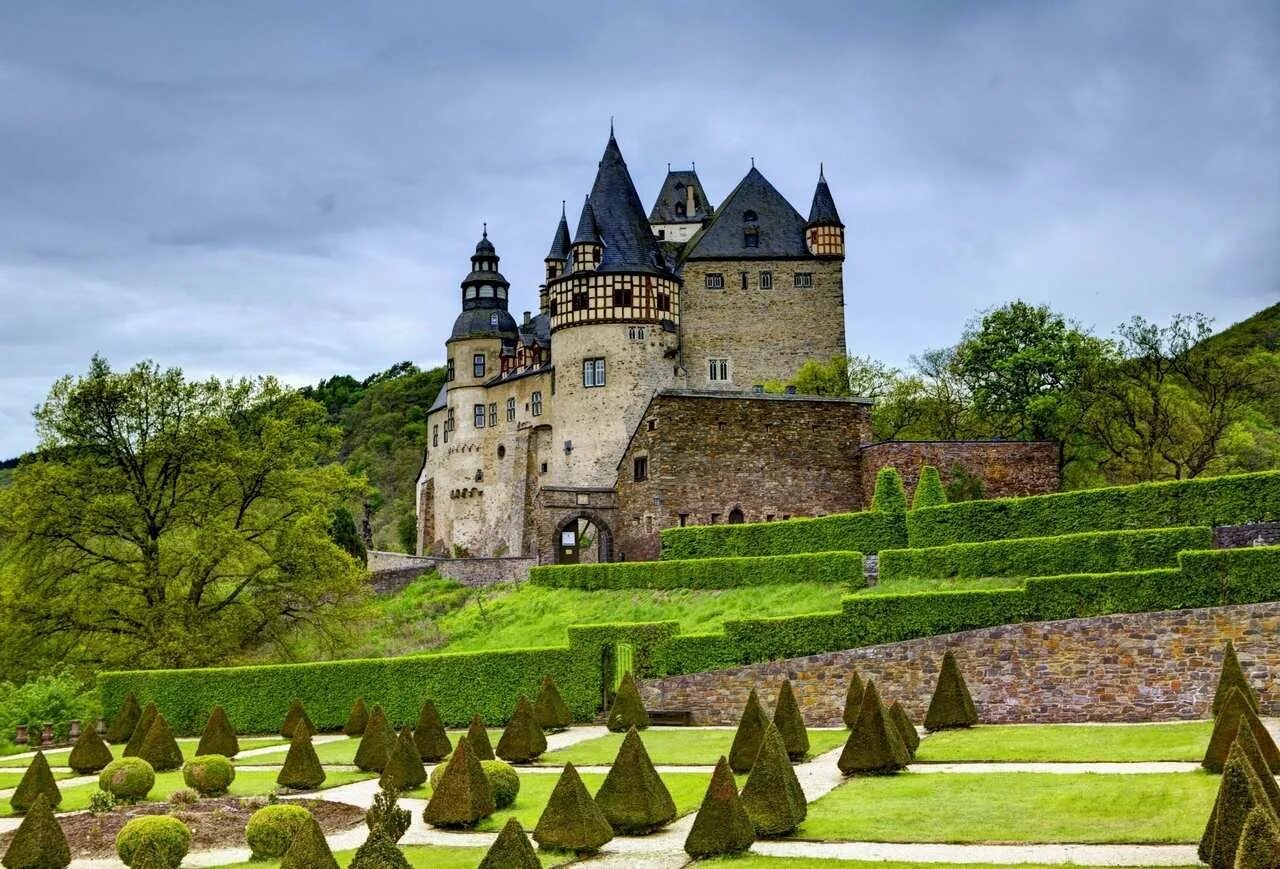 Известный средневековый замок. Замок Бурштейн Германия. Замок Мартинваст Франция. Замок Юссе Бавария. Замок Вальзен, Бельгия.