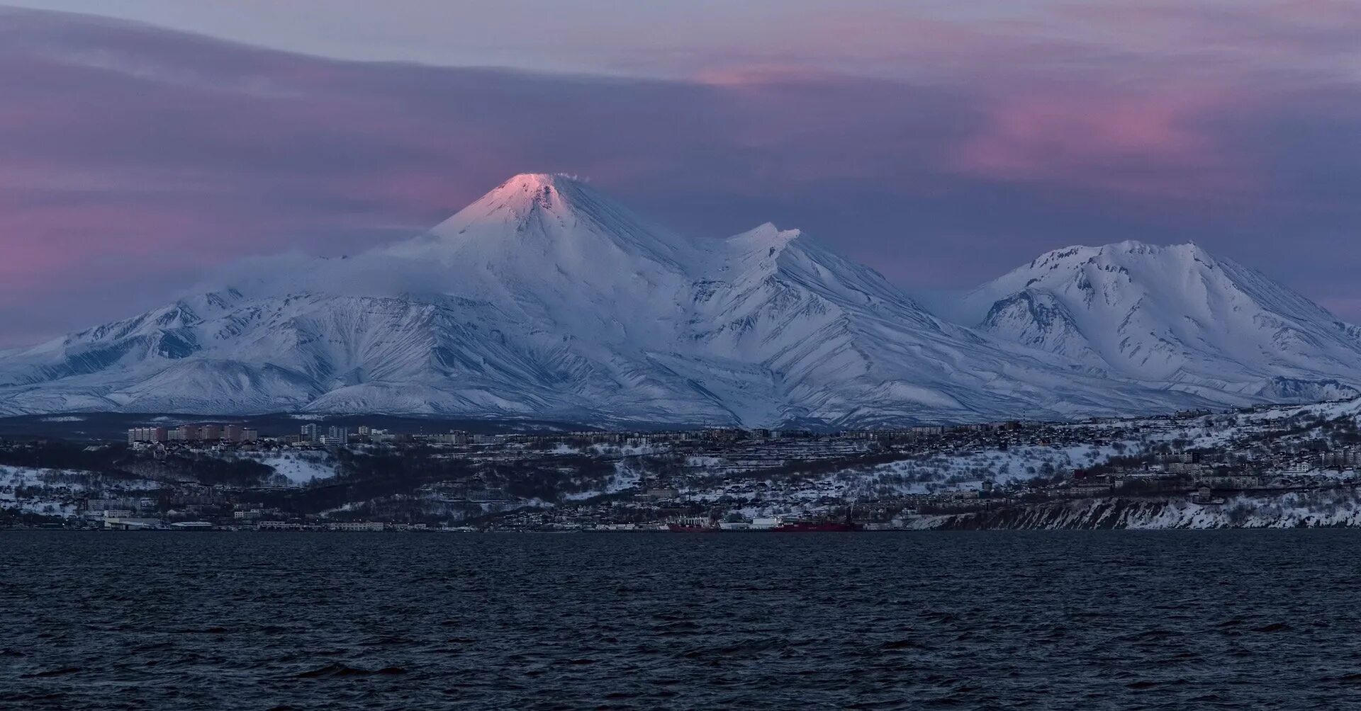 Кетов камчатка. Вулкан авачинский и бухта. вулкан камчатка петропавловск камчатский. авача петропавловск-камчатский. авачинская бухта вулкан авача.
