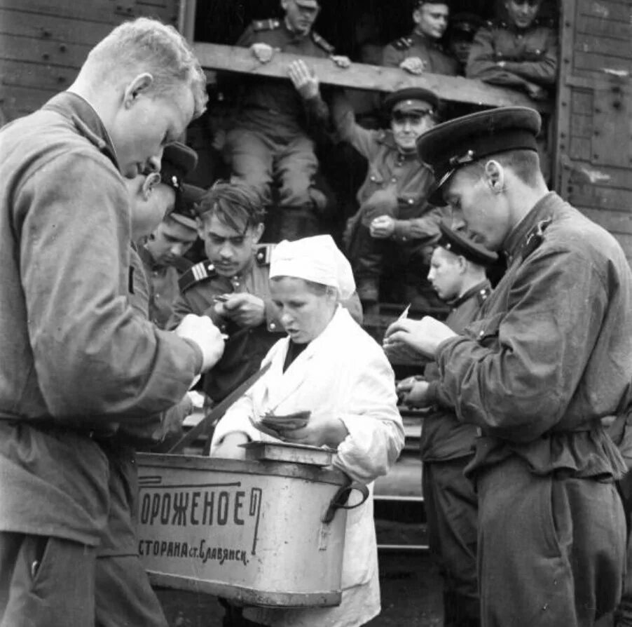 Мороженое в войну. Советское мороженое фото. Солдат с эскимо. Солдаты 1956.