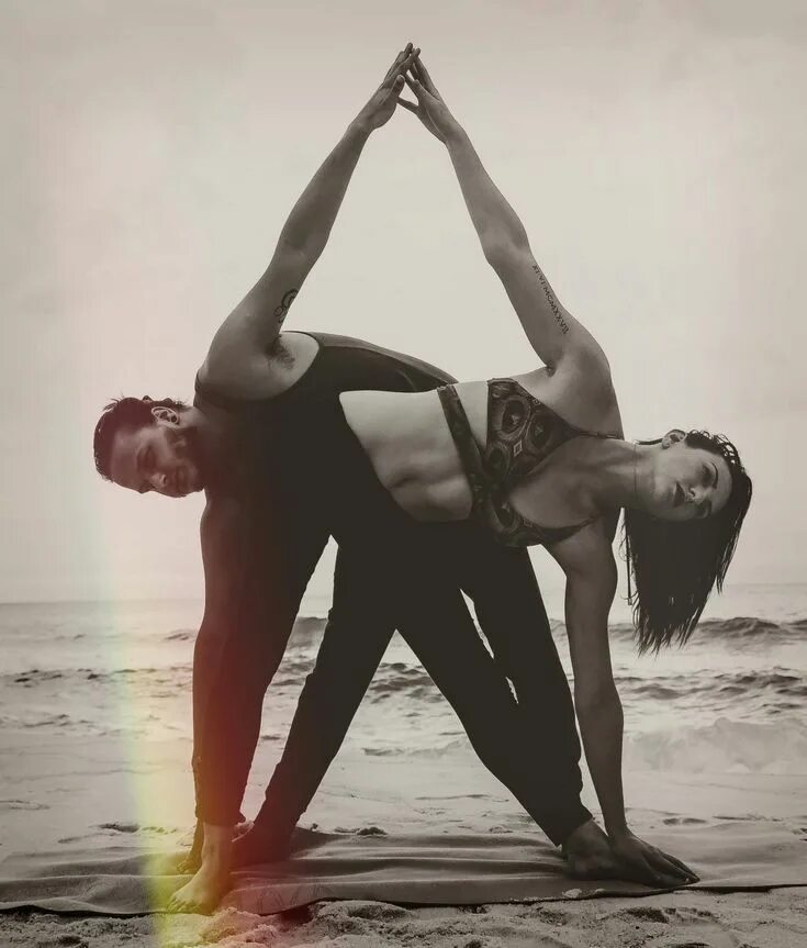 Парная йога. Любовная йога. Оригинальные позы для любви. Йога парень и девушка.