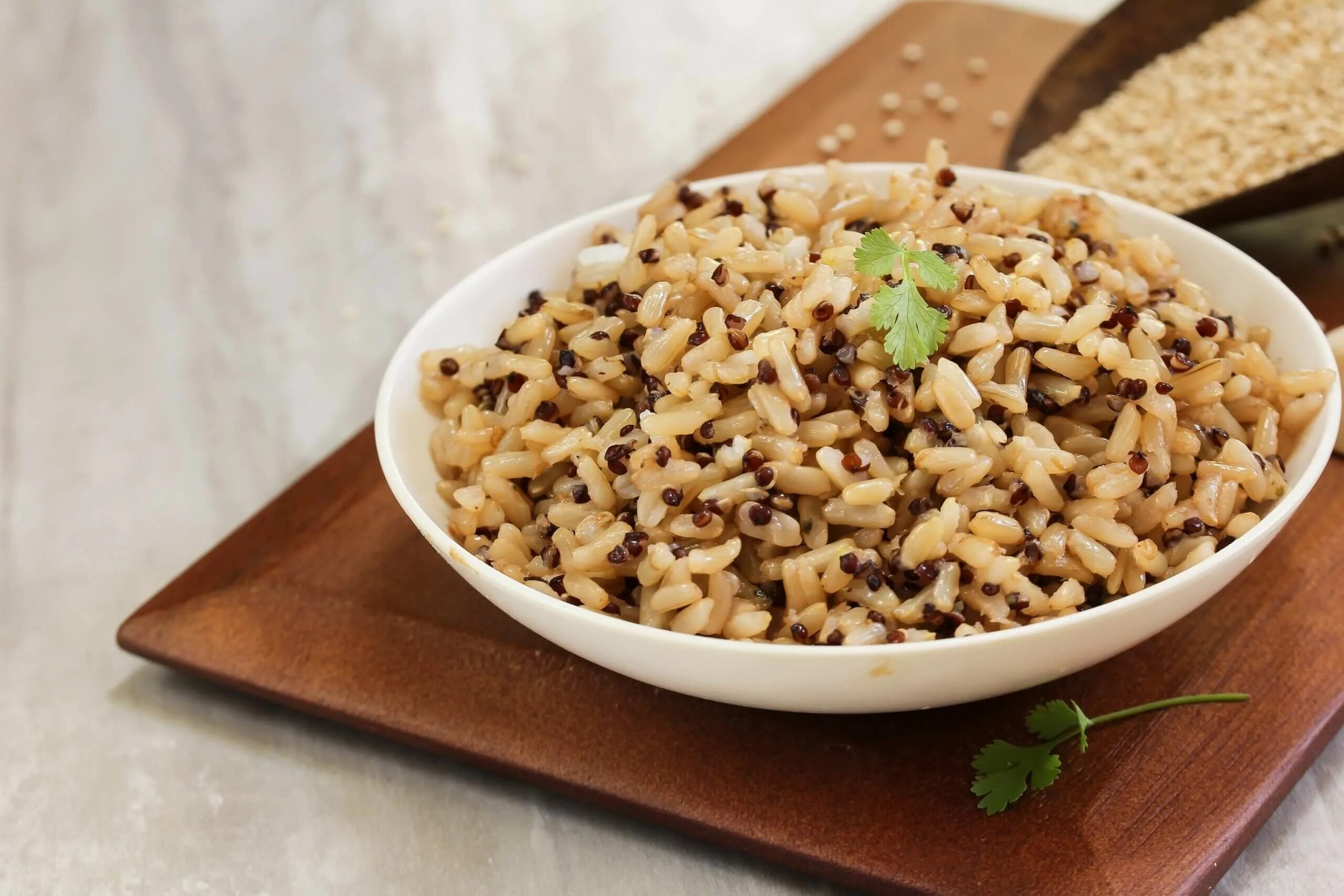 Бурый рис приготовленный. Плов из бурого риса. Красный рис вареный. Brown rice. Коричневый рис с овощами.