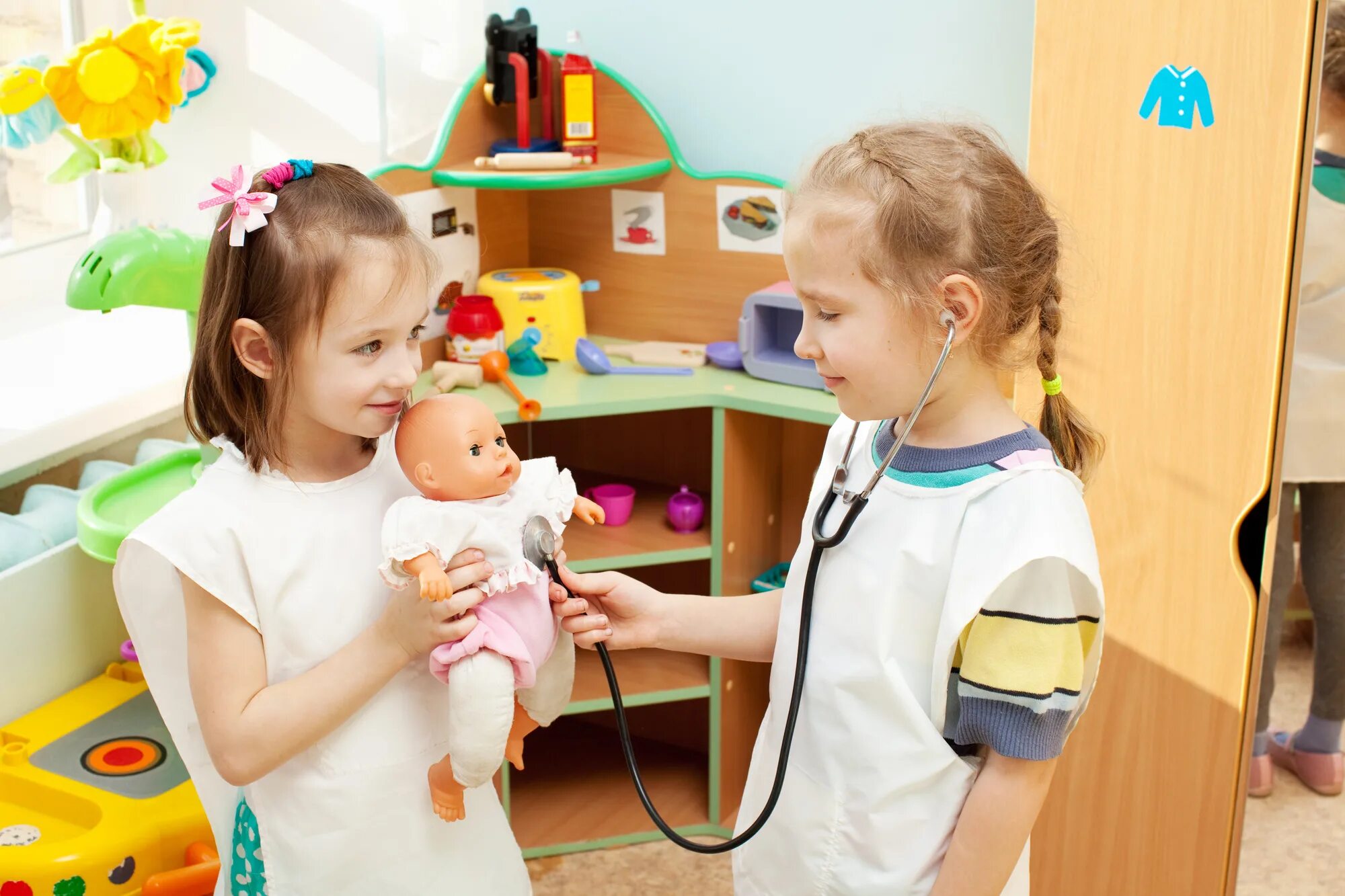 Сюжетные игры в каком возрасте. Дети в детском саду. дети в саду. игрушки для детей в детском саду. сюжетно ролевые игры для детей.