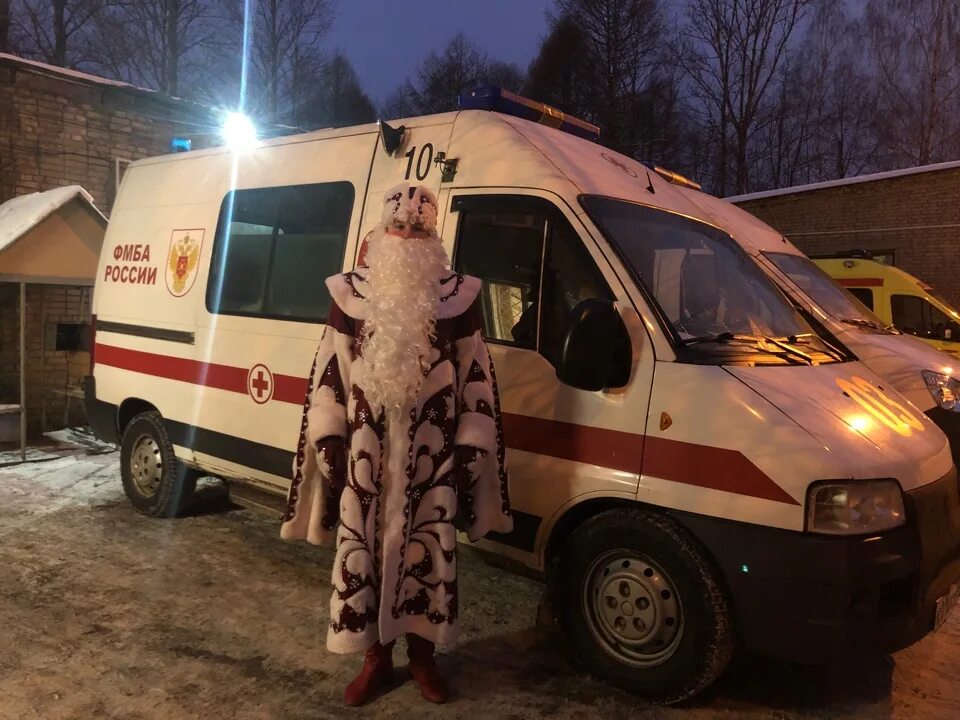 Кб no 8 фмба. Дед Мороз на скорой помощи. Фото дед Мороза в скорой помощи.