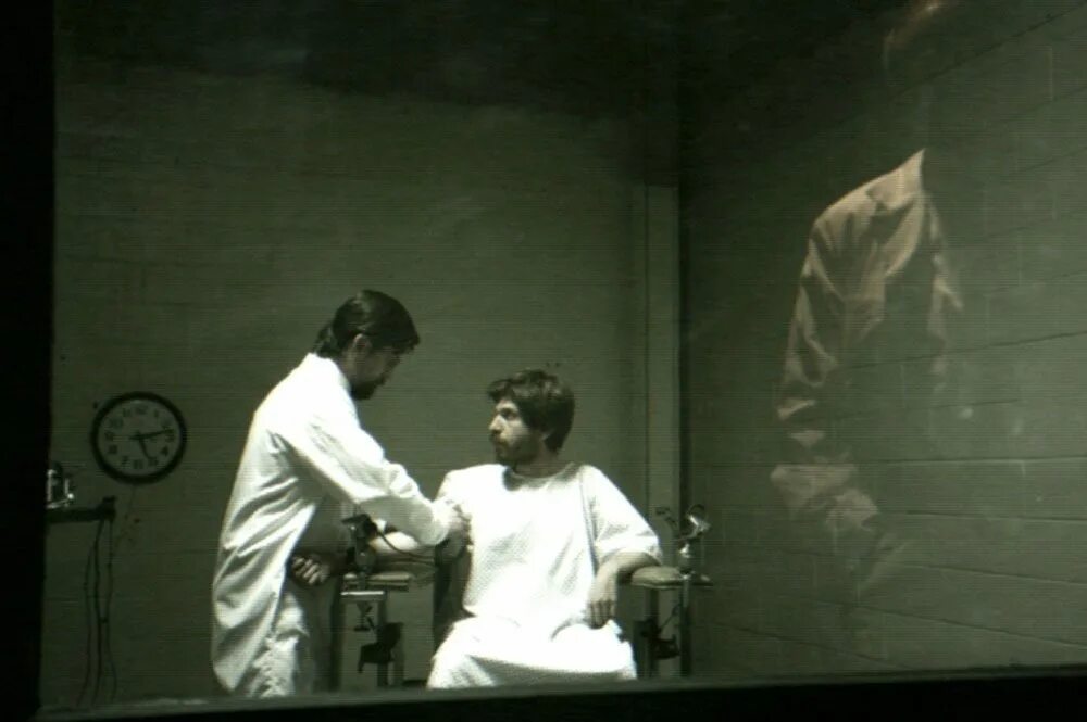 Сирена кадры. Над девушке проводят эксперимент. Девушка из лаборатории. Фильм про опыты над русалкой. Марина абрамович ритм 0 1974.