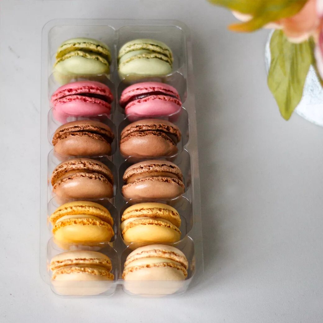 Макарунс Акульчев. Набор макарун ассорти 18 шт. Пирожное Акульчев Macarons. Пирожное миндальное Macaron Акульчев.