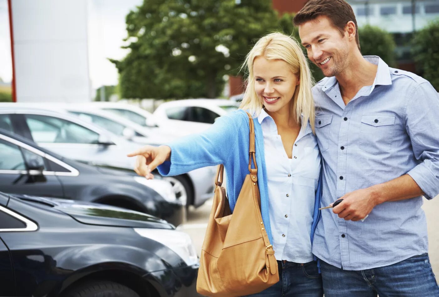 Car dealership hunt. Покупатель автомобиля. Счастливый покупатель авто. Человек выбирает автомобиль. Счастливые покупатели автомобилей.