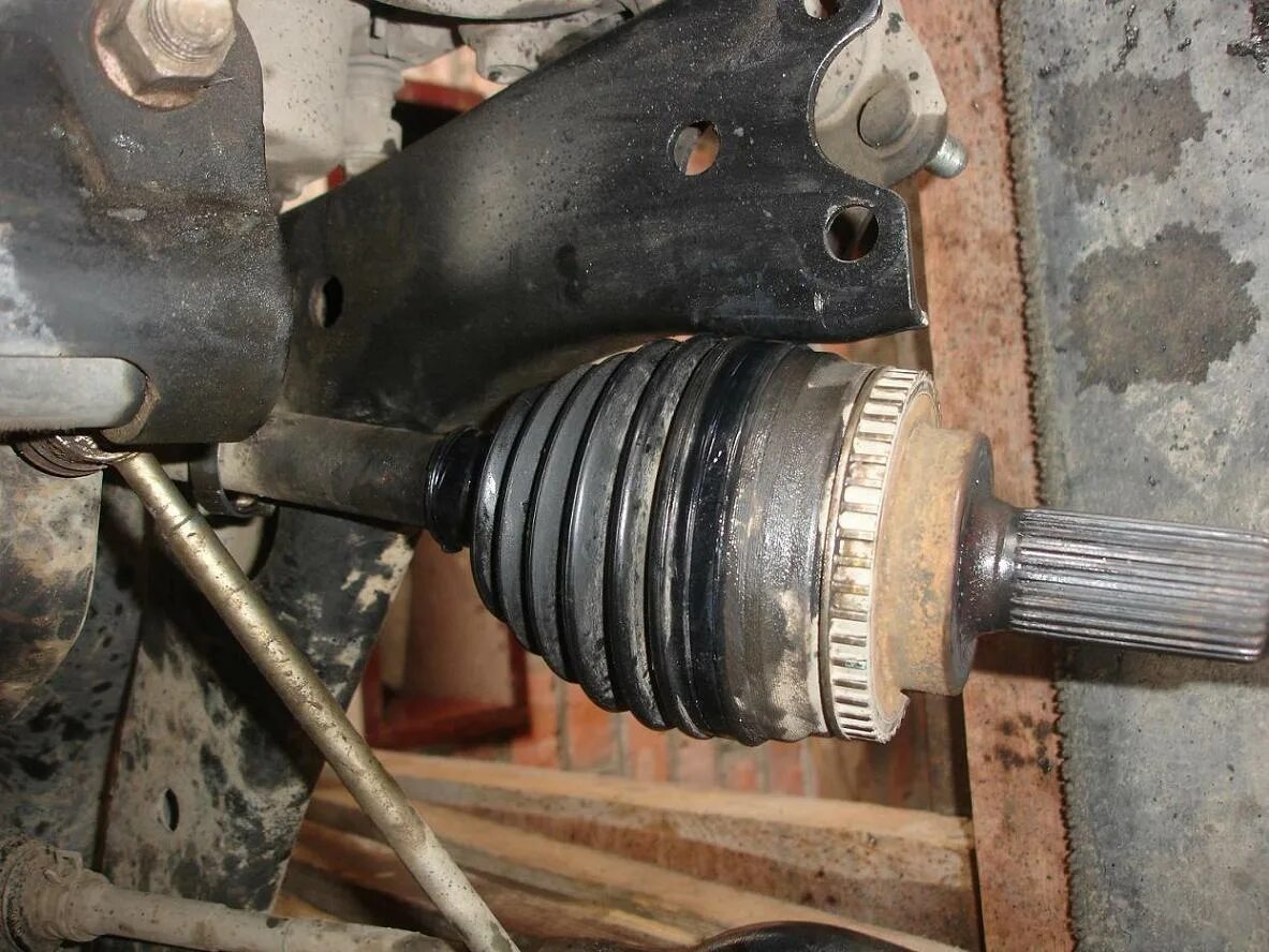 Не выбивается шрус из ступицы. Развалился подшипник шруса на ваз 2110. Промежуточный подшипник шруса тойота матрикс. Самоделка из шруса. Как выбить шрус.