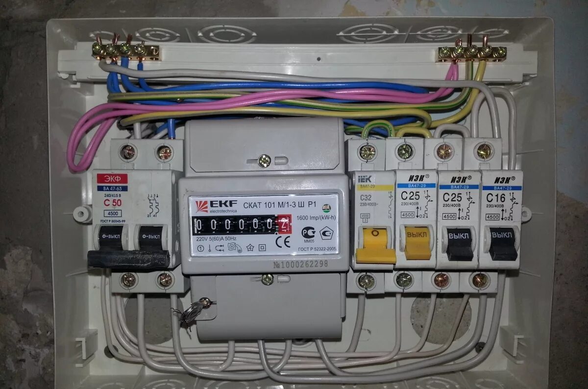 Установка электрических приборов учета. Сборка трехфазного счетчика электроэнергии для пломбы. Щит 380 вольт 15 квт. Автомат в электрощитке. Петля учета электросчетчика что это.