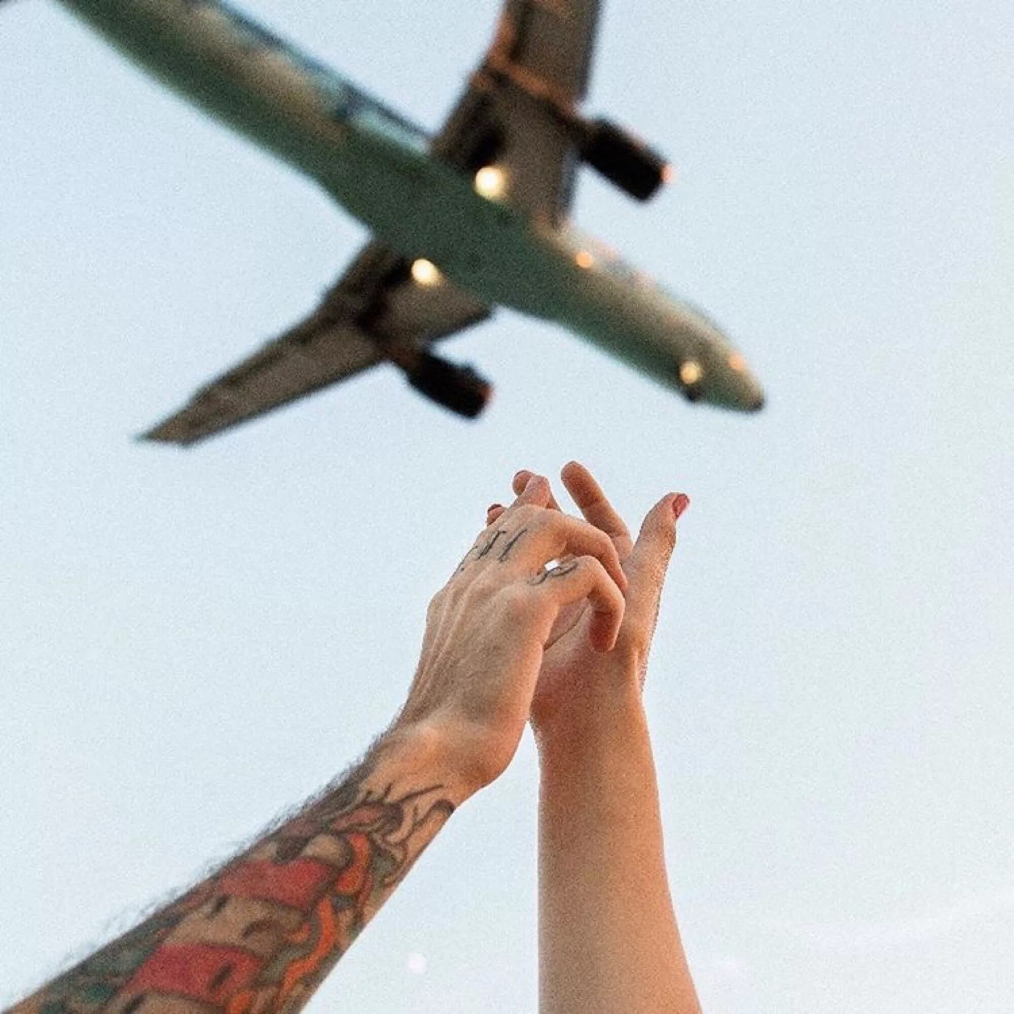 Девушка в самолете. Самолет на руке. Крыло самолета.