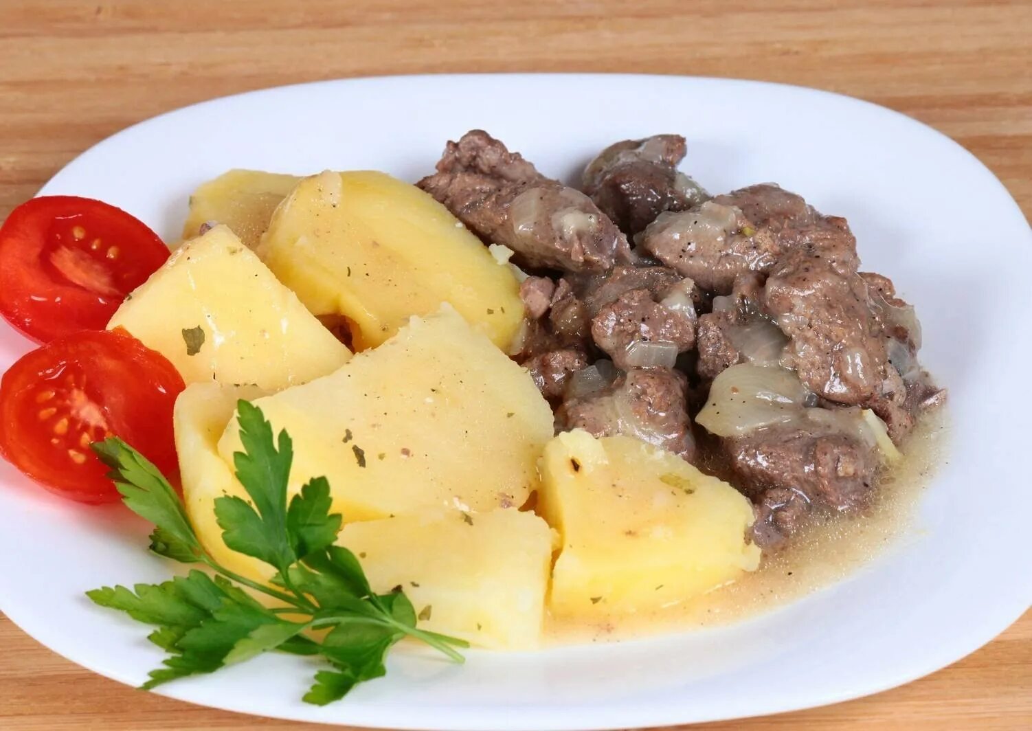 Тушеное мясо с картошкой как называется блюдо. Говядина тушеная с картофелем. отварное мясо с картофелем. тушеная говядина с картошкой. гарнир к тушеному мясу.