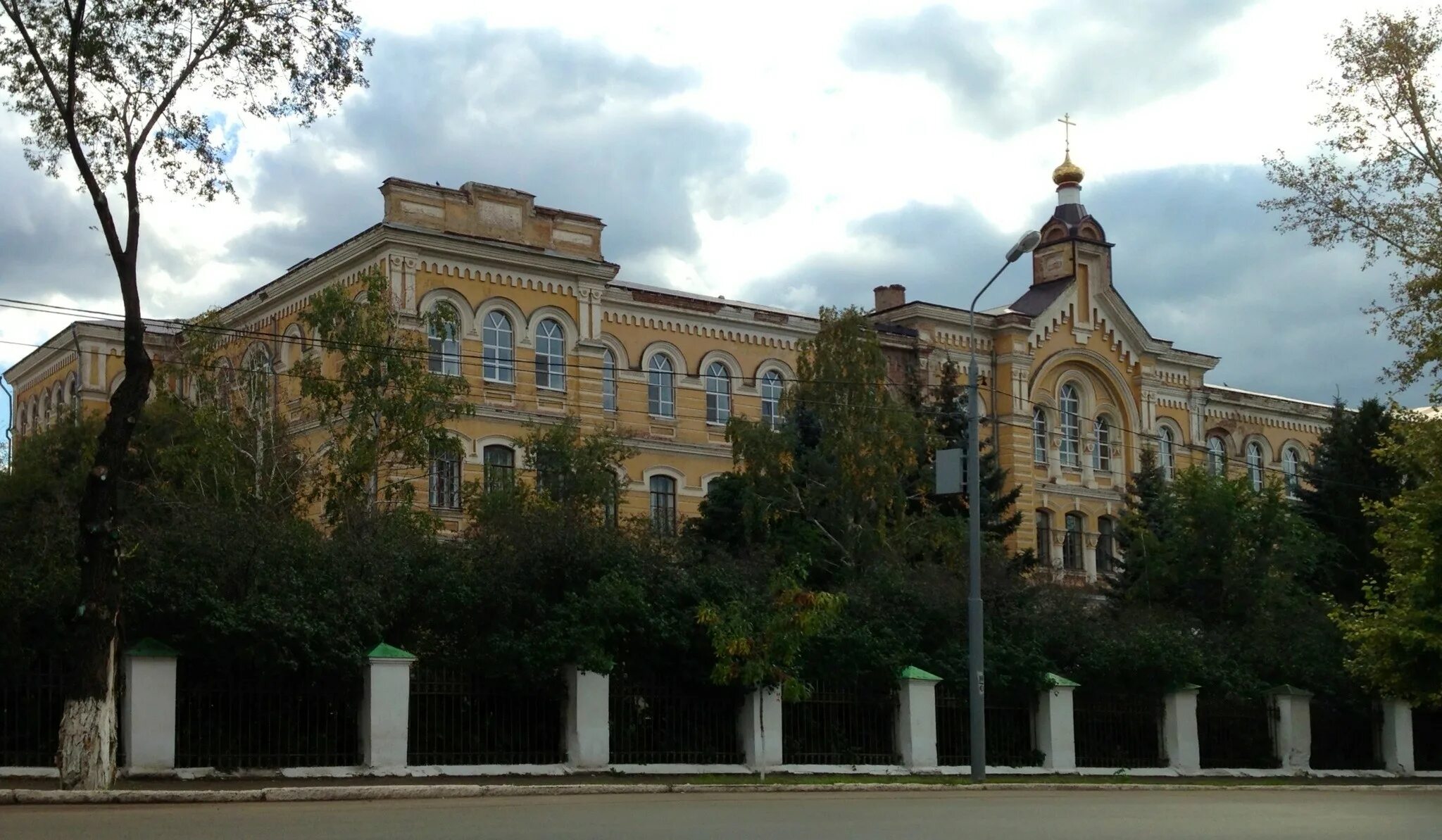 Оренбургская семинария. Духовная семинария оренбург. оренбургская духовная семинария челюскинцев. оренбургское духовное училище оренбург. здание духовной семинарии оренбург.