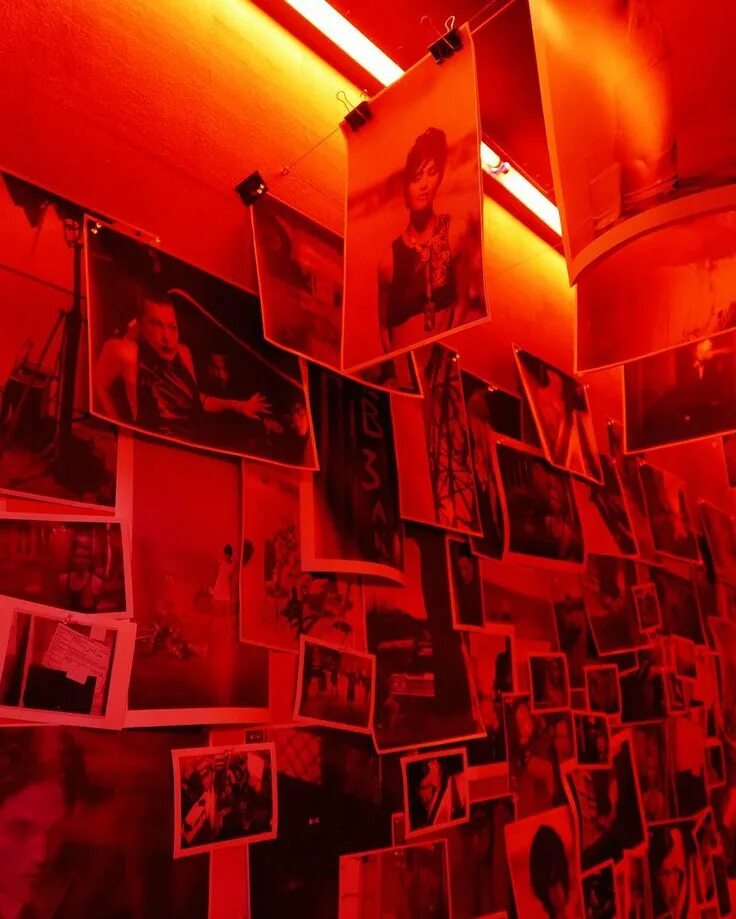 Color darkroom. Эстетика красного цвета. Необычное красное Эстетика. Эстетика красного цвета коллаж. Красная комната Эстетика.