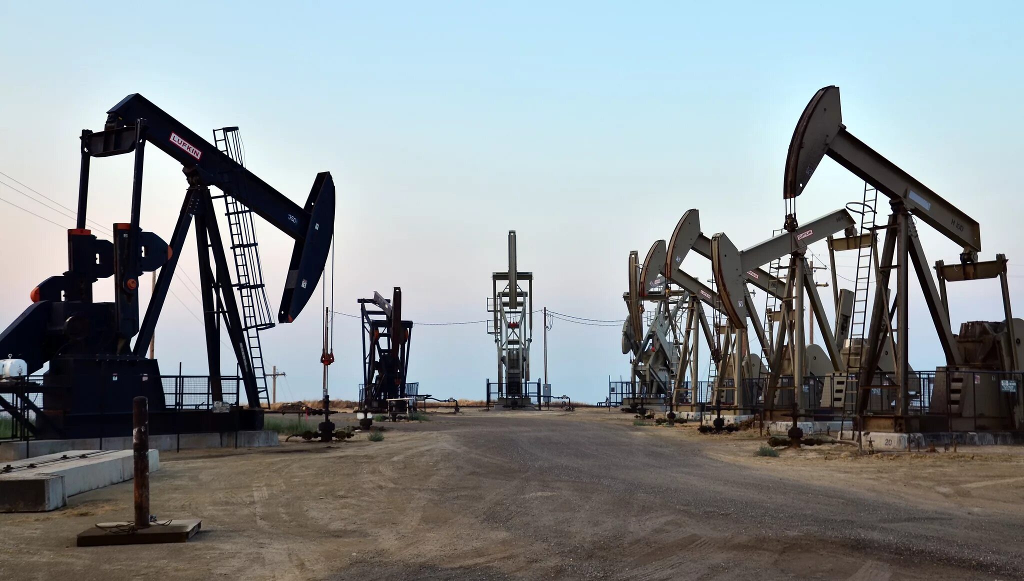Углеводородное сырье нефть. Добыча нефти и газа в Калмыкии. Нефтедобыча в Ингушетии. Добыча углеводородов. Нефтяная промышленность.