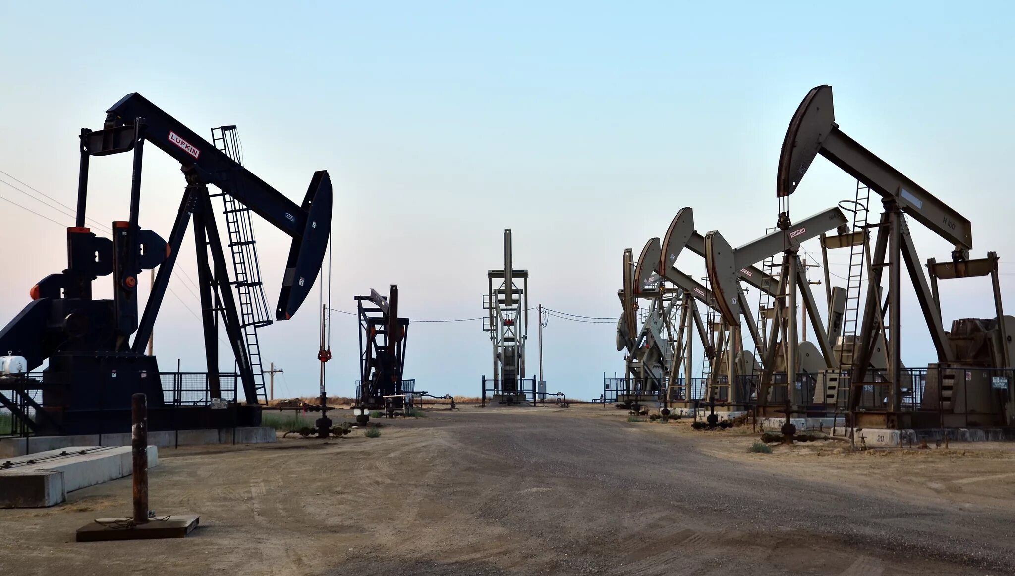 Добыча углеводородного сырья. Добыча нефти и газа в калмыкии. нефтедобыча в ингушетии. добыча углеводородов. нефтяная промышленность.
