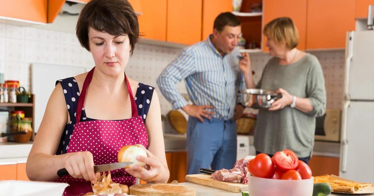 Живу в доме свекрови. Свекровь на кухне. Свекровь готовит. Свекровь и невестка на кухне. Свекровь готовит на кухне квартира.