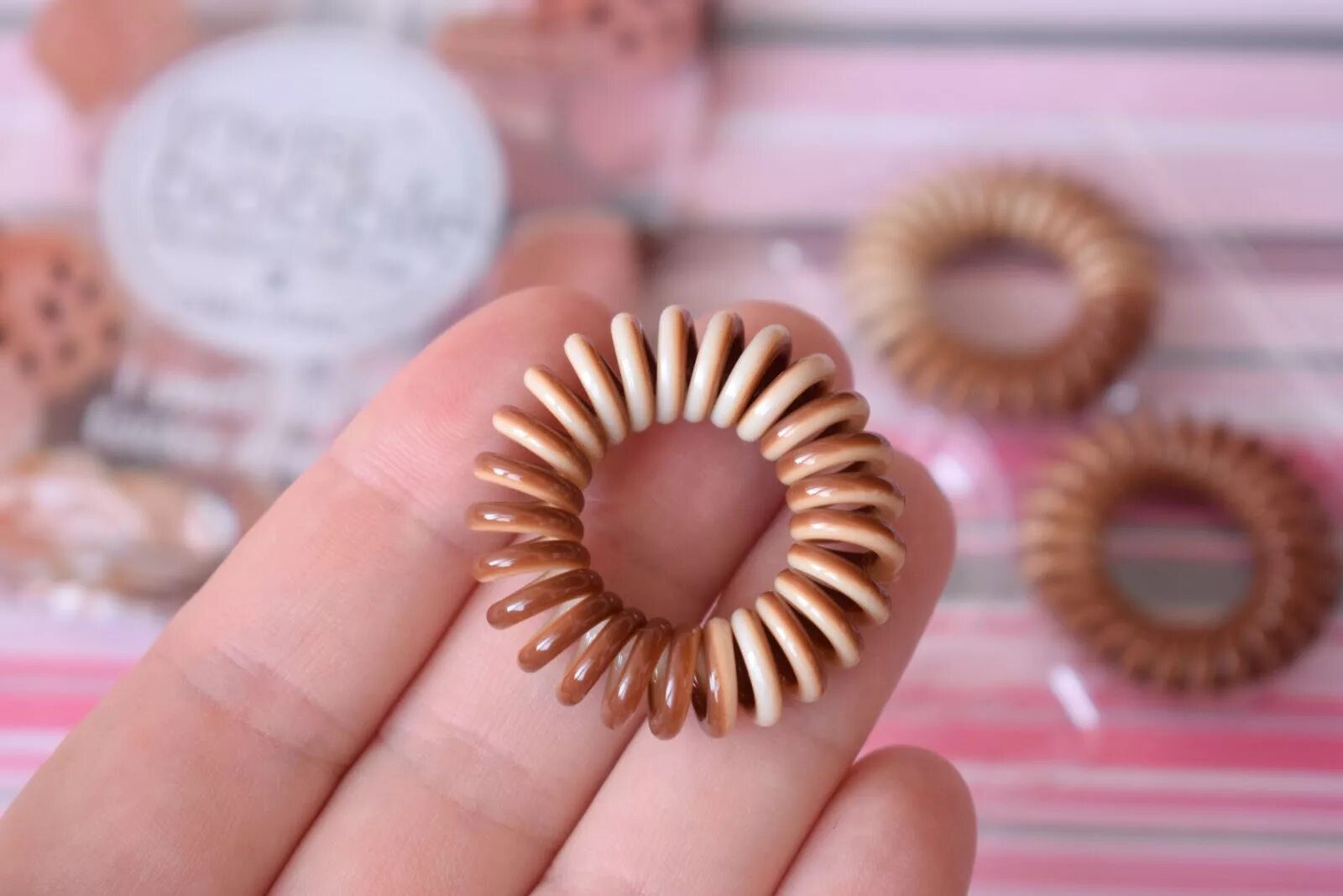 Резинка для волос invisibobble. Invisibobble заколка. ароматизированные резинки для волос. invisibobble ободок кожа. invisibobble 3008.