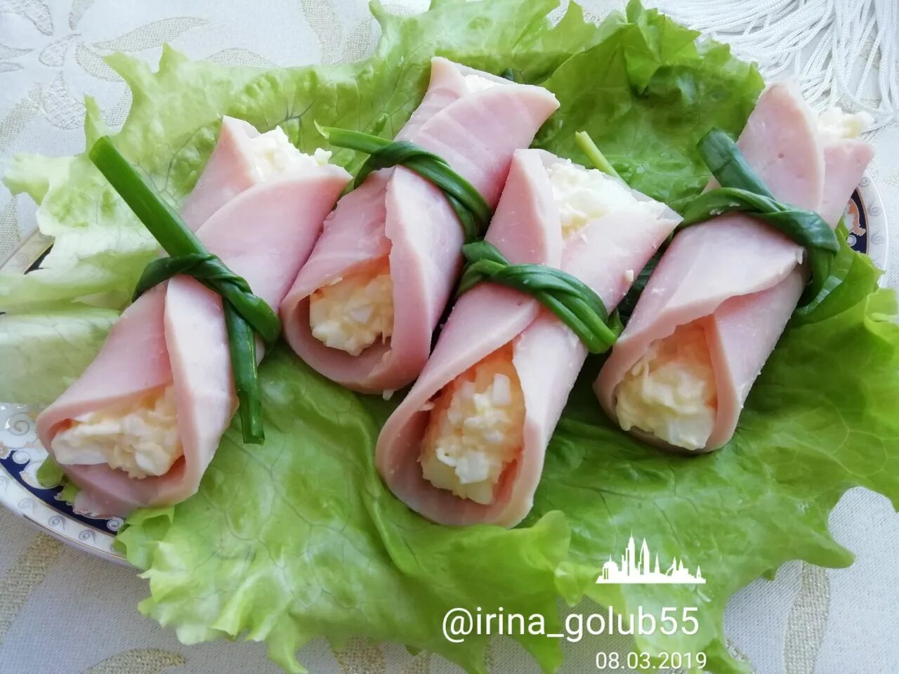Ветчина с творожным сыром и чесноком рулетики. Ветчина с творожным сыром и чесноком рулетики. Рулетики из ветчины. Рулетики из ветчины с сыром. Ветчина с творожным сыром и чесноком рулетики.