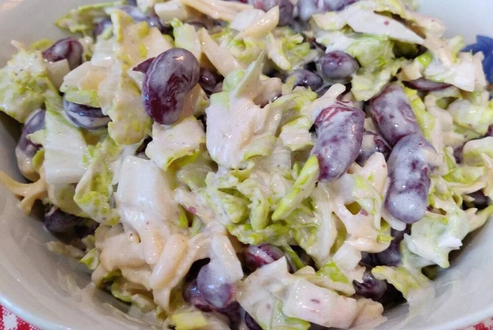 Фасоль и капустой и курицей. Пекинская капуста фасоль. салат с пекинской капустой и куриной грудкой и фасолью. салат из капусты и фасоли. салат с капустой и фасолью.