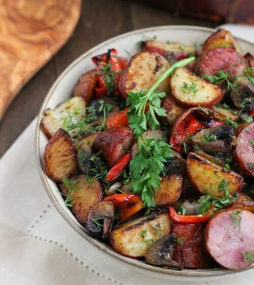 Картошка с колбасками в духовке. Картошка с колбасками в духовке. Запечь картошку с колбасками в духовке. Запечь картошку с колбасками в духовке. Запеченная картошка с колбасой.