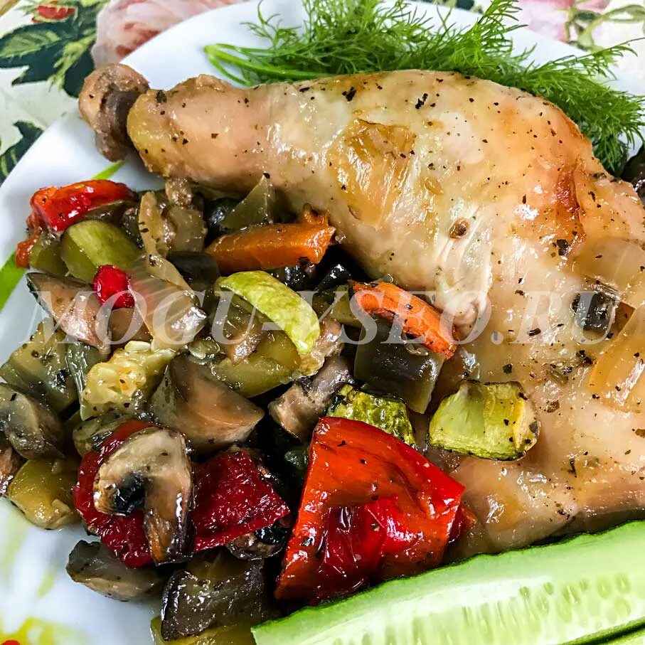 Курица в духовке с овощами в фольге. Окорочка с овощами в духовке. курица с овощами в духовке. курица запеченная с овощами в духовке. куриные ножки с овощами в духовке.